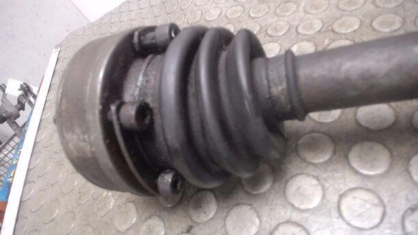 Foto: ANTRIEBSWELLE HINTEN LINKS eines Ford Sierra Turnier CLX