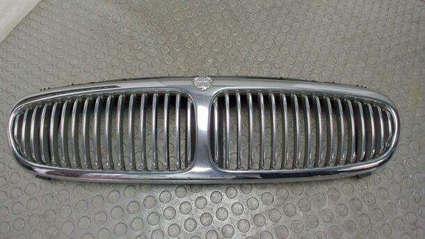 Foto: KÜHLERGRILL eines Jaguar X-Type 2.0 Diesel CLX