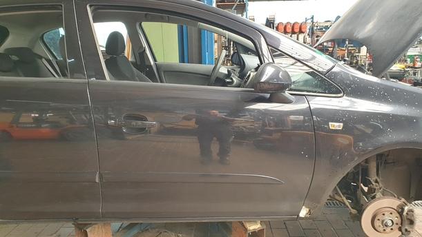 Foto: TÜR VORNE RECHTS ( 4/5 TÜRER ) eines Opel Corsa 1.4 16V GL