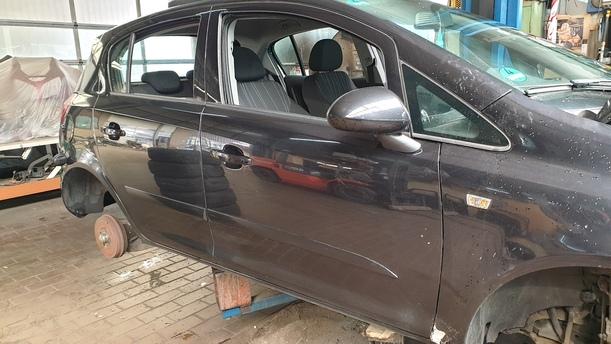 Foto: TÜR VORNE RECHTS ( 4/5 TÜRER ) eines Opel Corsa 1.4 16V GL
