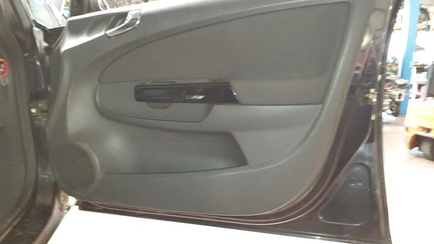 Foto: TÜR VORNE RECHTS ( 4/5 TÜRER ) eines Opel Corsa 1.4 16V GL
