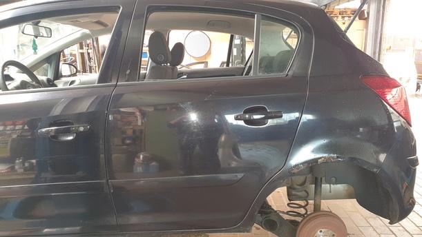 Foto: TÜR HINTEN LINKS eines Opel Corsa 1.4 16V GL