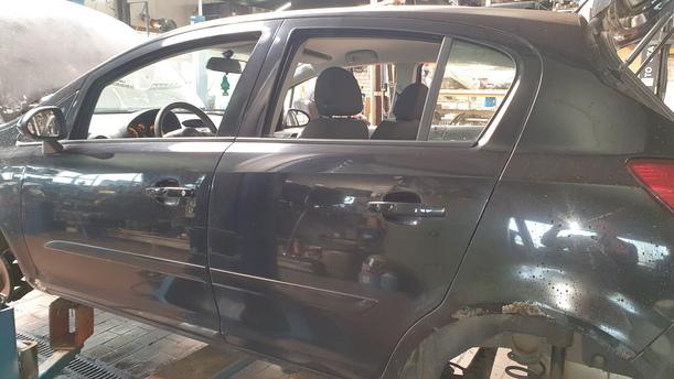Foto: TÜR HINTEN LINKS eines Opel Corsa 1.4 16V GL
