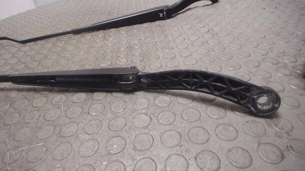 Foto: SCHEIBENWISCHERARME VORNE eines Peugeot 307 SW 135