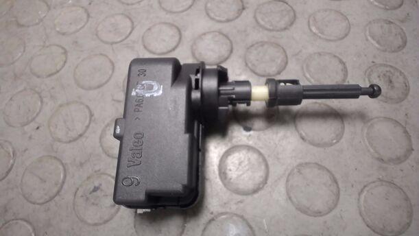 Foto: STELLMOTOR LEUCHTWEITENVERSTELLUNG eines Peugeot 307 SW 135