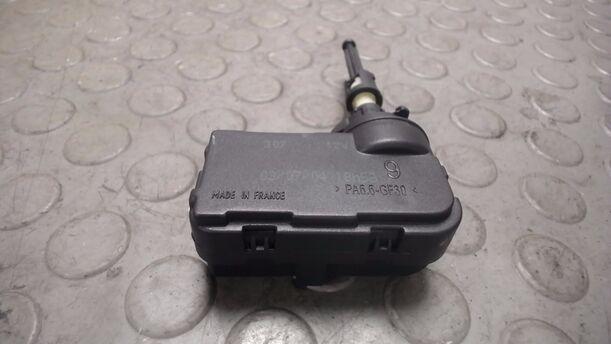 Foto: STELLMOTOR LEUCHTWEITENVERSTELLUNG eines Peugeot 307 SW 135