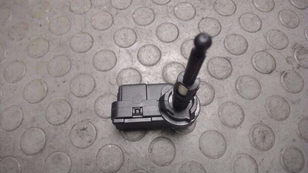 Foto: STELLMOTOR LEUCHTWEITENVERSTELLUNG eines Peugeot 307 SW 135