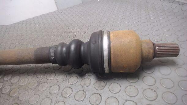 Foto: ANTRIEBSWELLE LINKS eines Peugeot 307 SW 135