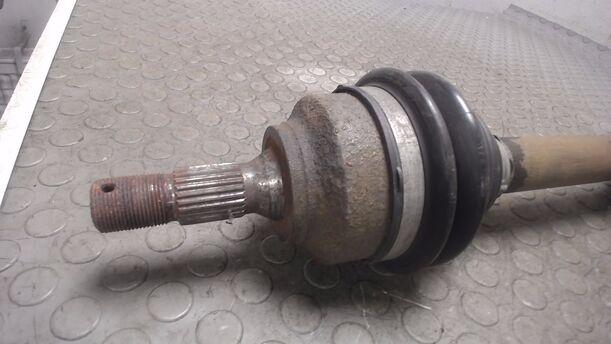 Foto: ANTRIEBSWELLE LINKS eines Peugeot 307 SW 135