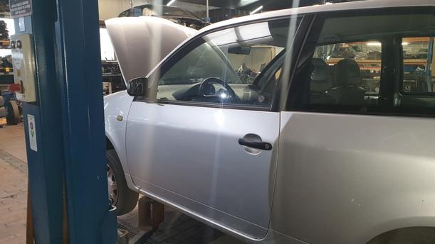 Foto: TÜR LINKS ( AUSFÜHRUNG ELEKTRISCHER FENSTERHEBER ) eines Seat Arosa 1.0