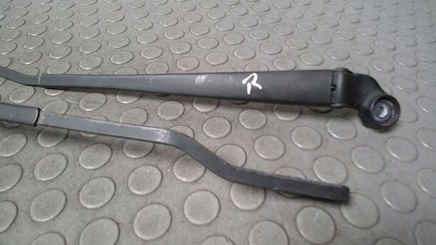 Foto: SCHEIBENWISCHERARME VORN eines Seat Arosa 1.0