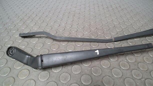 Foto: SCHEIBENWISCHERARME VORN eines Seat Arosa 1.0