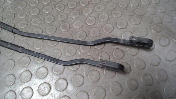 Foto: SCHEIBENWISCHERARME VORN eines Seat Arosa 1.0