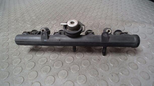 Foto: KRAFTSTOFFVERTEILERROHR/ EINSPRITZDÜSEN eines Seat Arosa 1.0