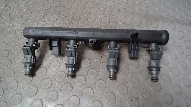 Foto: KRAFTSTOFFVERTEILERROHR/ EINSPRITZDÜSEN eines Seat Arosa 1.0