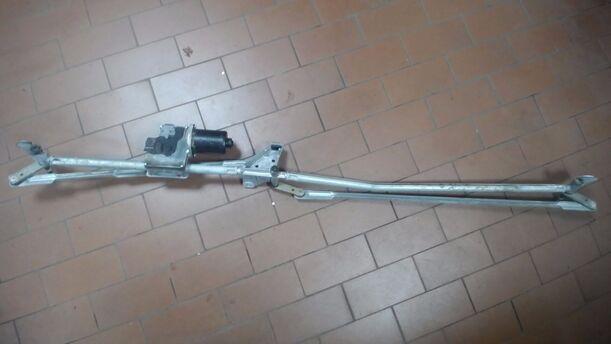Foto: SCHEIBENWISCHERMOTOR MIT GERSTÄNGE VORNE eines Peugeot 307 SW 135 CL