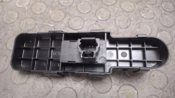 Foto: FENSTERHEBERSCHALTER VORNE RECHTS eines Peugeot 307 SW 135 CL