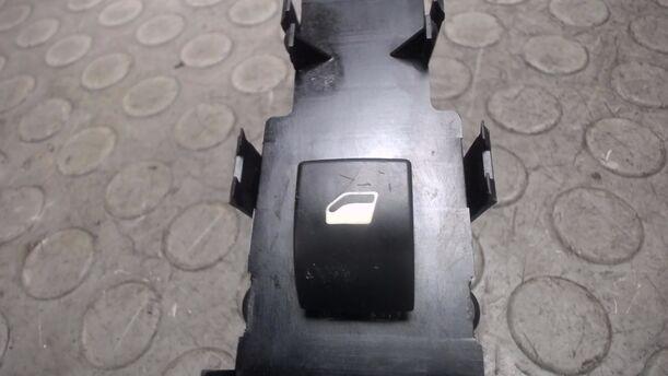 Foto: FENSTERHEBERSCHALTER VORNE RECHTS eines Peugeot 307 SW 135 CL