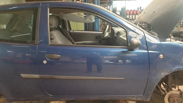Foto: TÜR VORNE RECHTS ( 2/3 TÜRER ) eines Fiat Punto 1.2 8V CL