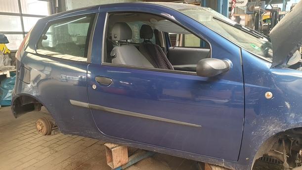 Foto: TÜR VORNE RECHTS ( 2/3 TÜRER ) eines Fiat Punto 1.2 8V CL