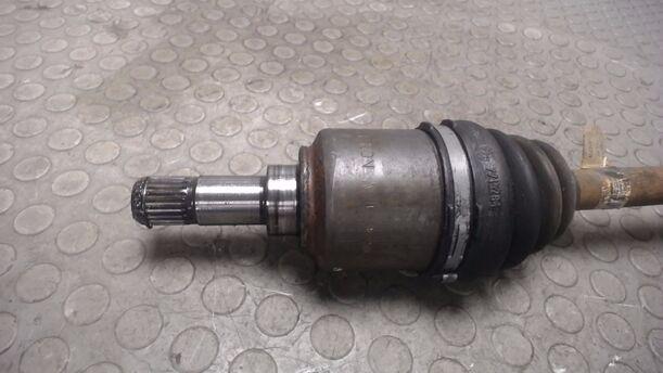 Foto: ANTRIEBSWELLE LINKS ( SCHALTGETRIEBE ) eines Fiat Punto 1.2 8V CL