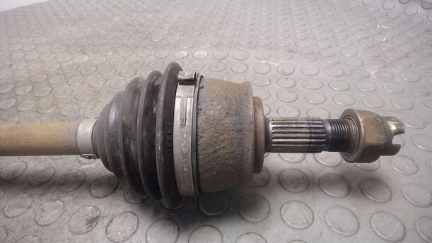 Foto: ANTRIEBSWELLE LINKS ( SCHALTGETRIEBE ) eines Fiat Punto 1.2 8V CL