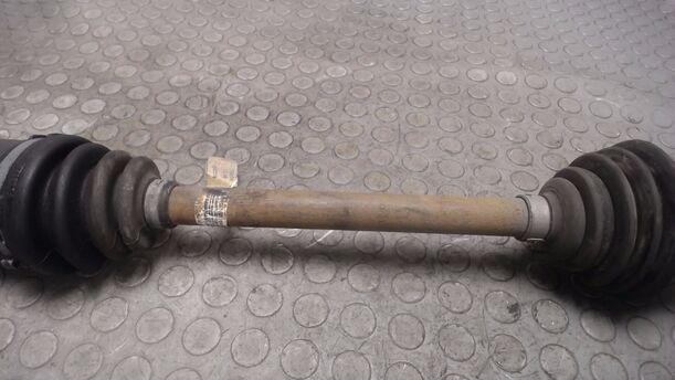Foto: ANTRIEBSWELLE LINKS ( SCHALTGETRIEBE ) eines Fiat Punto 1.2 8V CL