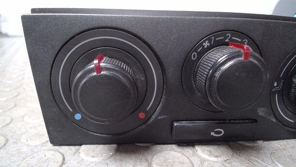 Foto: HEIZUNGSBETÄTIGUNG eines Seat Arosa 1.0 CL