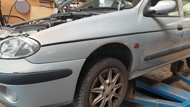 Foto: KOTFLÜGEL LINKS ( FACELIFT ) eines Renault Megane 1.4 CLX