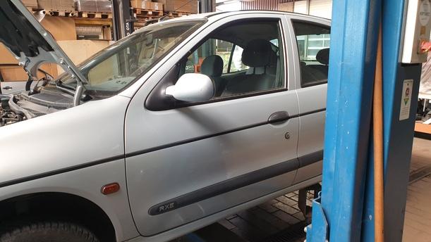 Foto: TÜR VORNE LINKS ( 4/5 TÜRER ) ( FACELIFT ) eines Renault Megane 1.4 CLX