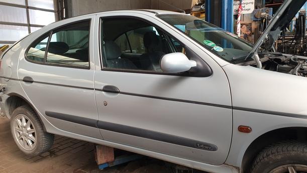 Foto: TÜR VORNE RECHTS ( 4/5 TÜRER ) ( FACELIFT ) eines Renault Megane 1.4 CLX