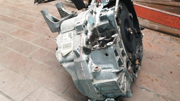 Foto: AUTOMATIKGETRIEBE 6-GANG eines Peugeot 407 HDi 205 Bi-Turbo Automatik CL