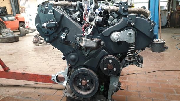 Foto: MOTOR UHZ eines Peugeot 407 HDi 205 Bi-Turbo Automatik CL