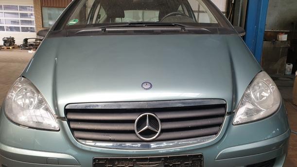 Foto: MOTORHAUBE eines Mercedes-Benz A 150 CL