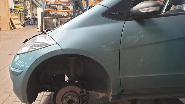 Foto: KOTFLÜGEL LINKS eines Mercedes-Benz A 150 CL