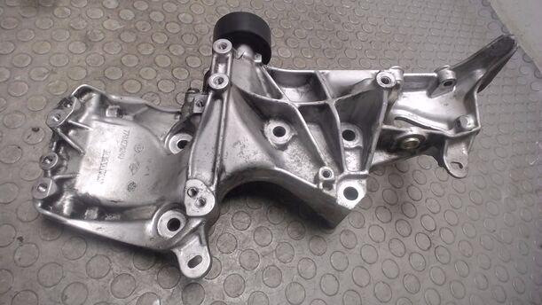 Foto: AGGREGATEHALTER / TRÄGER LICHTMASCHINE eines Renault Megane 1.4 CL