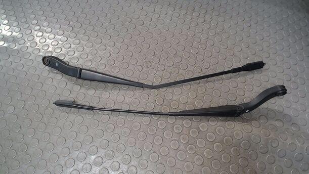 Foto: SCHEIBENWISCHERARME VORN eines Mercedes-Benz A 150 CLX