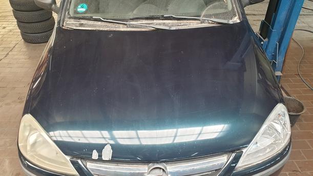 Foto: MOTORHAUBE eines Opel Corsa 1.3 CDTI CLX