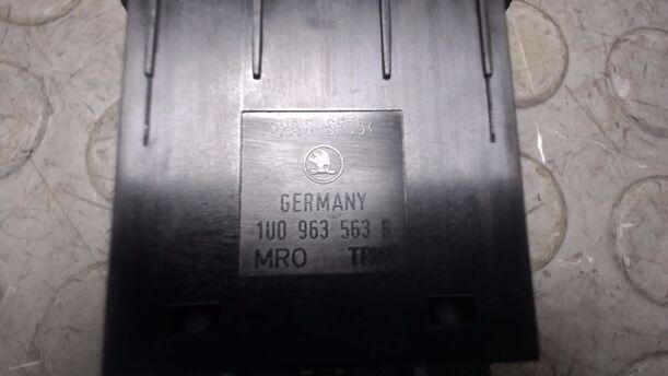 Foto: SCHALTER SITZHEIZUNG VORNE eines Skoda Octavia 1.8 T Combi Viva X