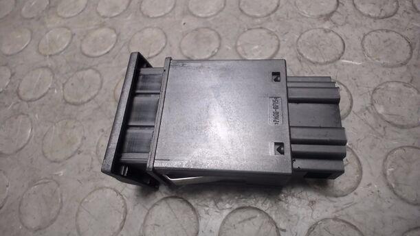 Foto: SCHALTER TANKENTRIEGLUNG eines Skoda Octavia 1.8 T Combi Viva X
