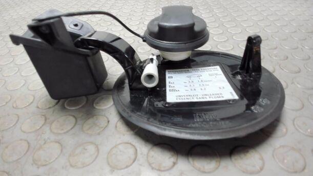 Foto: TANKKLAPPE / TANKDECKEL eines Opel Corsa 1.4 16V Viva X