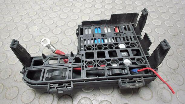 Foto: SICHERUNGSKASTEN BATTERIE eines Opel Corsa 1.4 16V Viva X