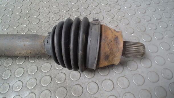 Foto: ANTRIEBSWELLE LINKS ( SCHALTGETRIEBE ) eines Mercedes-Benz A 150 Viva X