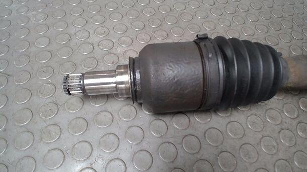 Foto: ANTRIEBSWELLE LINKS ( SCHALTGETRIEBE ) eines Mercedes-Benz A 150 Viva X