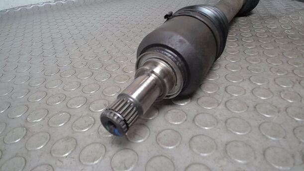 Foto: ANTRIEBSWELLE LINKS ( SCHALTGETRIEBE ) eines Mercedes-Benz A 150 Viva X
