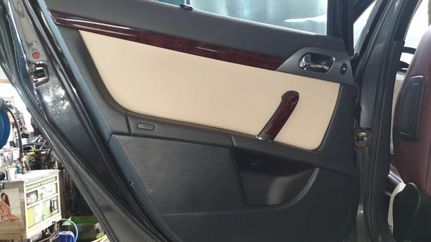 Foto: TÜR HINTEN LINKS eines Peugeot 407 HDi 205 Bi-Turbo Automatik Viva X