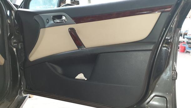 Foto: TÜR VORN RECHTS eines Peugeot 407 HDi 205 Bi-Turbo Automatik Viva X