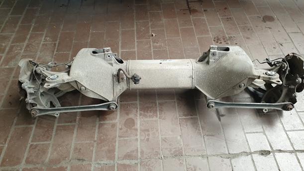 Foto: HINTERACHSE / ACHSTRÄGER HINTEN eines Peugeot 407 HDi 205 Bi-Turbo Automatik Viva X