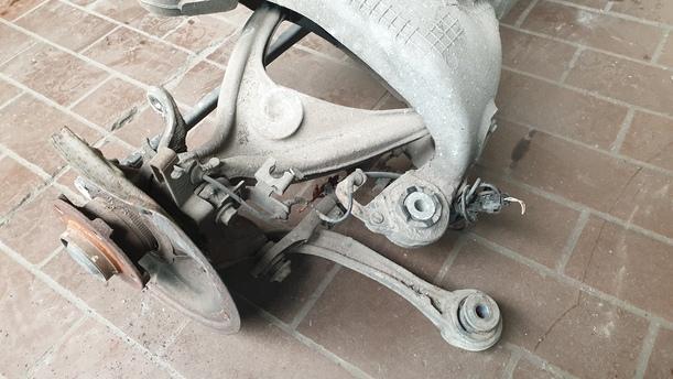 Foto: HINTERACHSE / ACHSTRÄGER HINTEN eines Peugeot 407 HDi 205 Bi-Turbo Automatik Viva X