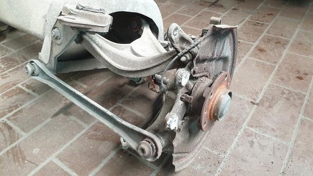Foto: HINTERACHSE / ACHSTRÄGER HINTEN eines Peugeot 407 HDi 205 Bi-Turbo Automatik Viva X
